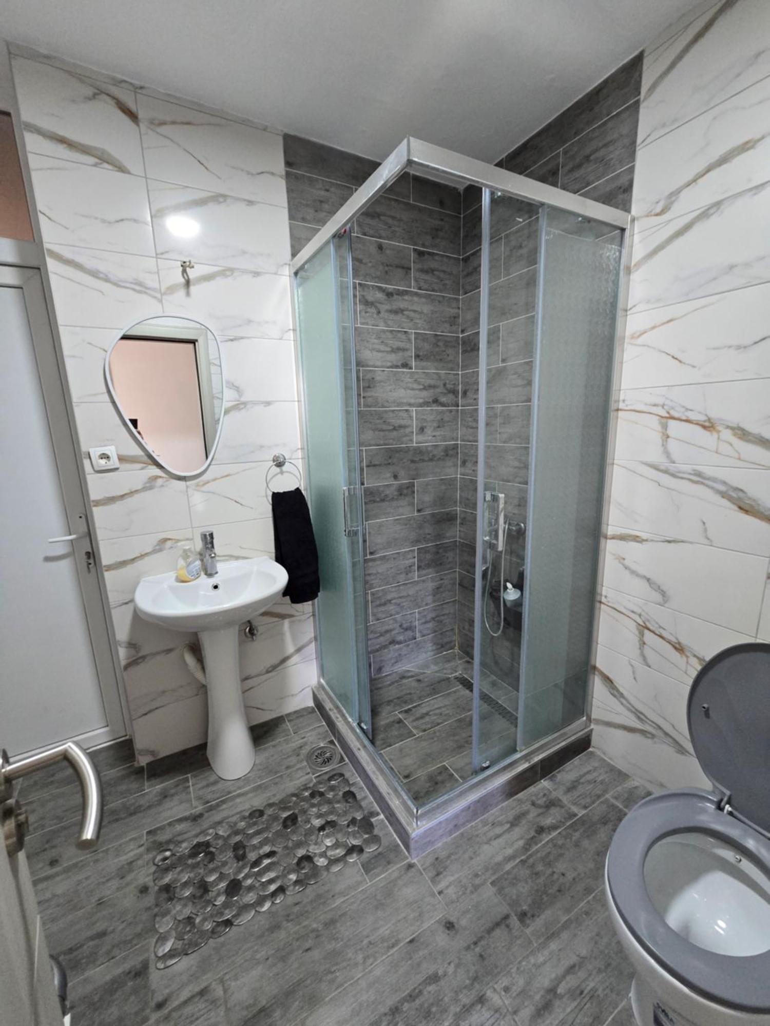 City Center Apt Wfree P Skopje Buitenkant foto